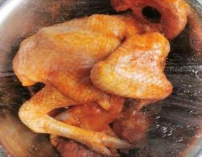 按摩好的鸡放入大盆里盖上保鲜膜放冰箱冷藏二小时以上，不着急吃可以冷藏过夜更入味