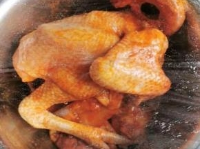 按摩好的鸡放入大盆里盖上保鲜膜放冰箱冷藏二小时以上，不着急吃可以冷藏过夜更入味