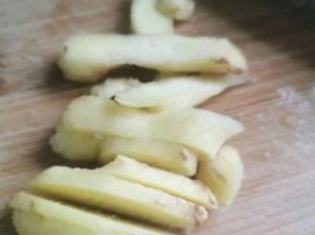生姜洗干净切片