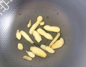 生姜放入电饭煲胆内