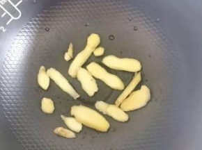 生姜放入电饭煲胆内