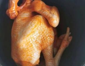 腌好的鸡放入生姜上面