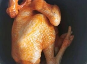 腌好的鸡放入生姜上面