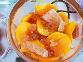 500克的果肉加100克的冰糖，少许的水。煮20分钟即可。