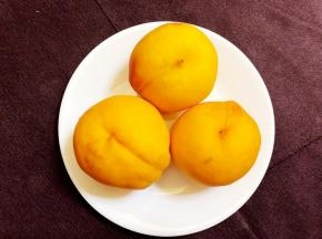 黄桃洗净去皮