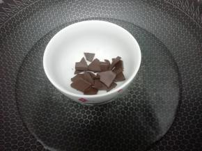 将巧克力隔热水加热到融化