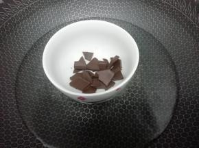 将巧克力隔热水加热到融化