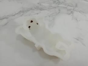 4.找到小狗的眼睛和鼻子的地方，用牙签往眼睛鼻子滴上巧克力，在放入冰箱冷藏十分钟凝固