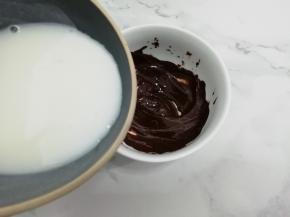 牛奶隔水煮开，在加入泡软的吉利丁搅拌均匀，再加入到巧克力中搅拌均匀