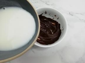牛奶隔水煮开，在加入泡软的吉利丁搅拌均匀，再加入到巧克力中搅拌均匀