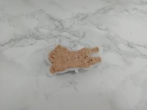 然后倒入沙皮狗模具中，放入冰箱冷冻一晚上，取出脱模