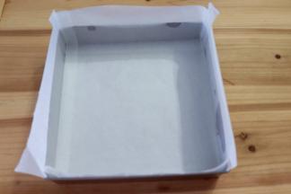 先把学厨11寸加高古早盘铺好油纸，所有材料称重备用