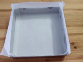 先把学厨11寸加高古早盘铺好油纸，所有材料称重备用