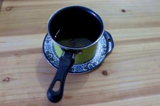 玉米油倒入不粘奶锅，直接明火加热到40度，不要过烫，以免把面粉烫死，容易失败，如果过热，可冷却到手温