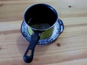 玉米油倒入不粘奶锅，直接明火加热到40度，不要过烫，以免把面粉烫死，容易失败，如果过热，可冷却到手温