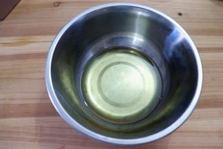 把加热好的玉米油倒入无水无油的打蛋盆里