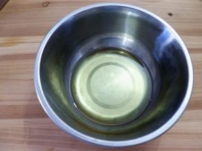 把加热好的玉米油倒入无水无油的打蛋盆里