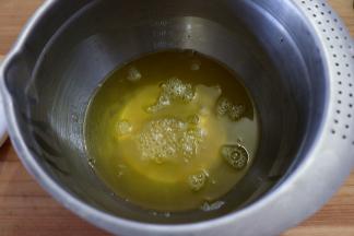 另取一个无油无水打蛋盆倒入蛋白，蛋白里加几滴柠

檬汁和盐