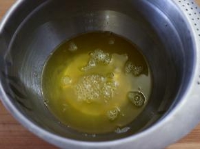 另取一个无油无水打蛋盆倒入蛋白，蛋白里加几滴柠

檬汁和盐