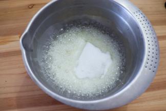 用电动打蛋器打发，蛋白打发到出现鱼眼泡时加三分之一量的细砂糖继续打发