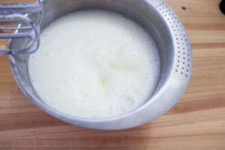 蛋白打发到出现细细腻小泡泡时再次加入三分之一量的细砂糖，继续打发