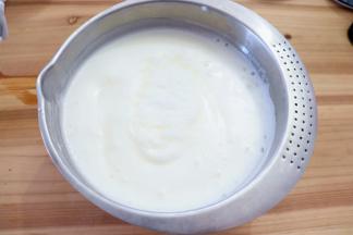 蛋白打发到出现阻力时加入剩余的细砂糖，继续打发