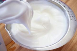 蛋白打发到出现大弯钩，湿性状态