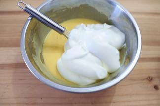 用硅胶刀取三分之一蛋白霜加入蛋黄糊