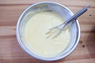 用切拌手法混合蛋黄糊和蛋白霜