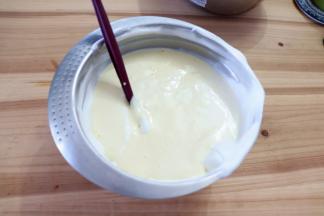 把混合好的蛋糕糊倒入剩余的蛋白霜中