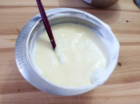 把混合好的蛋糕糊倒入剩余的蛋白霜中