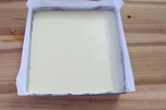 把蛋糕糊倒入垫好油纸的模具，震模具几下，把蛋糕糊表面的大气泡震出去