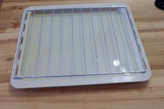 在自带烤盘里注入3厘米高冷水，上面架烤网