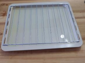 在自带烤盘里注入3厘米高冷水，上面架烤网