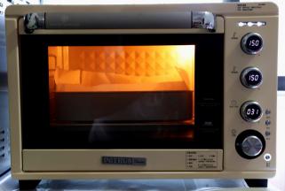 把烤盘平稳的送入烤箱中下层，注意水不要溢出来，古早盘放在烤网上，上下火150度60分钟