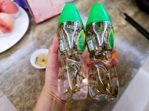 茶叶冲洗后放入蒸馏水中，放入冰箱冷藏一天，备用