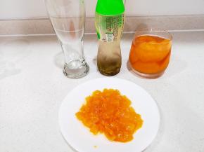 黄桃果肉切成小丁