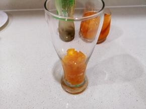 放入杯中