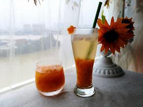 加入2勺冰糖水，将冰过的萃取绿茶倒入杯中，加入几块冰块。