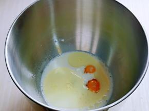 首先将液体放入厨师机桶中，牛奶，玉米油，鸡蛋，白砂糖，盐。