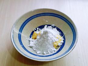 黄油切小块室温软化后再加入糖霜，用刮刀拌均匀，避免启动打蛋器糖霜飞扬，启动电动打蛋器打至蓬松状态。