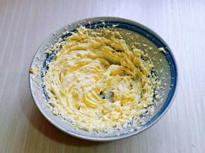 最后加入剩下的蛋液，打蛋器打至黄油颜色变白，体积明显增大即可。