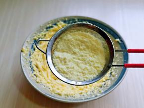 将奶粉过细筛，筛入黄油中。