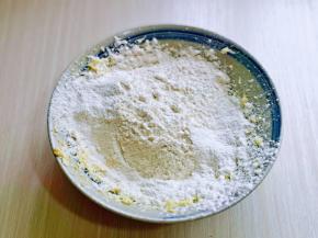 再筛入低筋面粉。