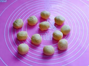 将酥皮分成12个等份的小面团，盖上湿布，放旁备用。