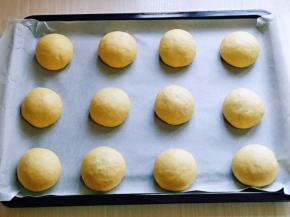 再次揉圆摆放在垫有油纸的烤盘中，并间隔距离。我用的是52升的烤箱，如果烤箱比较小的话可以将所有食材减量。
