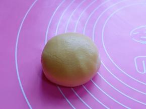 取一个酥皮，盖在面包胚的上面，依次做完。