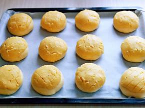 做好的菠萝包胚放入烤盘中，再用刮板压出纹路。
