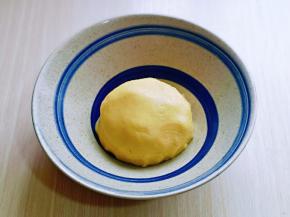 用刮刀拌均匀，且无干粉，再揉成面团。