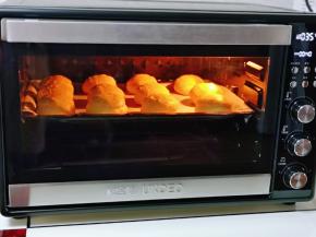 入烤箱启动发酵功能，35度40分钟。